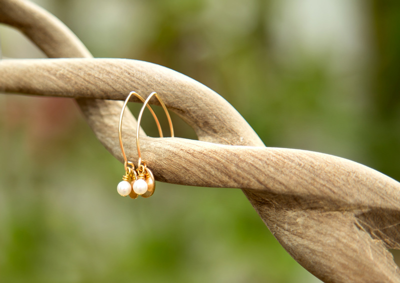 side-view-gold-and-pearl-earrings